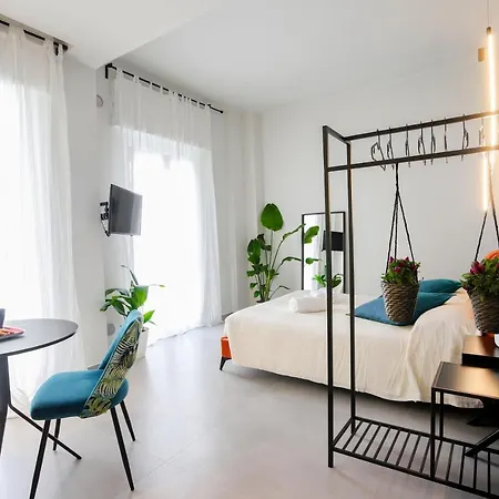 Floris: Modern In The Heart Of Center شقة