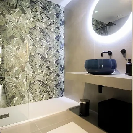 Floris: Modern In The Heart Of Center Apartment *