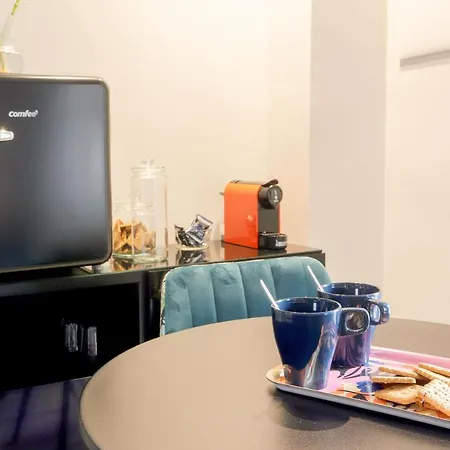 Floris: Modern In The Heart Of Center شقة *