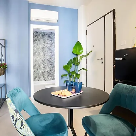 Floris: Modern In The Heart Of Center Apartment *